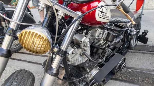 法国波尔多 2023 Harley Davidson摩托车前灯定制老式复古历史坦克标志文字摩托车标志我们的品牌 — 图库照片