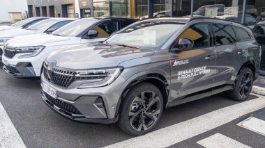 Pau, Fransa - 09 06 2023: Renault espace e-tech full hibrid satılık galerinin otoparkına park edilmiş.