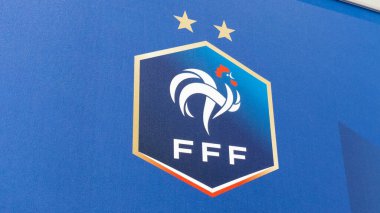 Bordeaux, Fransa - 09 17 2023: fff federation francaise de football logo markası ve Fransa 'da bayrakta iki yıldız