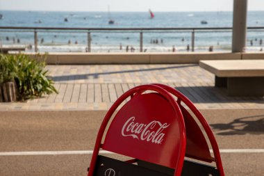 Les Sables-d 'Olonne, Fransa - 09 12 2023: Coca Cola tabelası metni ve Amerikan meşrubat barının teras kafesinin marka logosu
