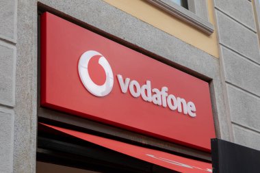 Milan, İtalya - 09 18 2023: Vodafone marka logo ve giriş tabelası Berkshire İngiltere 'den İngiliz zincir telekomünikasyon şirketi.