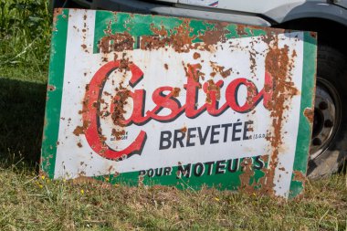 Bordeaux, Fransa - 09 12 2023: Castrol brevetee antika logo metni ve markası İngiliz yağı emaye kaplı plaket reklamları