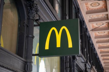 Bordeaux, Fransa - 09 18 2023: McDonald 's fast food duvarları ön cephe restoran yazı ve logo markası Amerikan fast food şirketi