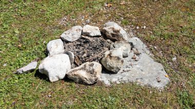 Piknik ateşi için sönmüş ateş çukuru taşları