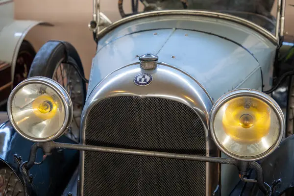 Talmont, Fransa - 09 12 2023: Rolland Pilain logosu ve eski antik otomobil ızgarasının Fransız otomobil ızgarası.