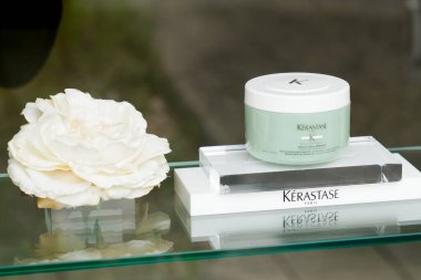 Bordeaux, Fransa - 09 25 2023: kerastase Paris Specifique Argile Equilibrante saç detoks kil amino asit şampuanı konteyner logosu ve metin işareti kuaför kuaför kuaför salonu önünde