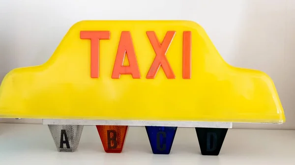 Táxi Telhado Sinal Topo Carro Para Alugar Plástico Amarelo Com — Fotografia de Stock