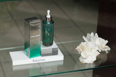 Bordeaux, Fransa - 09 25 2023: kerastase spesifik potentaliste logosu markası ve vitrinlerin önündeki metin tabelası kuaför kuaför kuaförü dükkanı