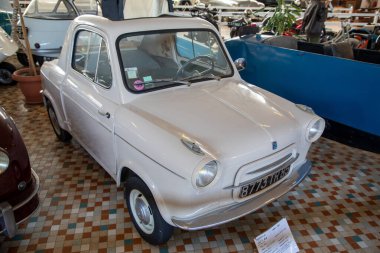 Talmont, Fransa - 09 12 2023: Vespa 400 İtalyan mikroarabası Fransız ACMA 1957 ile 1961 yılları arasında müze klasik araba sergisinde üretildi