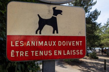 les animaux doivent etre tenus on en laisse French text sign Bu demek oluyor ki köpekler bilgi panelinde bir tasma alanında tutulmalıdır