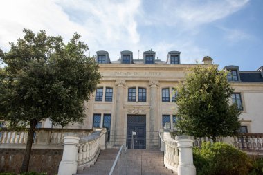 Kadim binalar hakkındaki palais de Justice metni Fransız Adliyesi adalet mahkemesinde Les Sables-d 'Olonne şehir Fransa' sında taş merdiven erişimi anlamına geliyor.