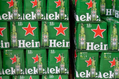 Bordeaux, Fransa - 09 28 2023: Heineken soluk bira şişesi kutusu pazarda satılıyor