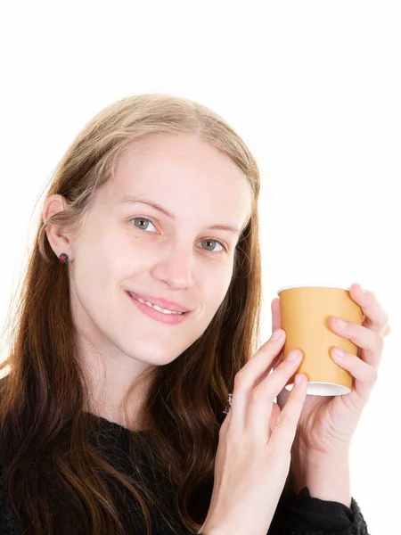 女人端上一杯没有商标的褐色纸杯咖啡 脸上挂着白底笑 — 图库照片