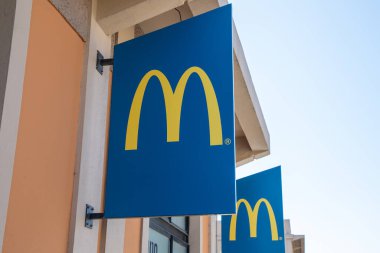 Bordeaux, Fransa - 10 01 2023: McDonalds fast food restoranının ön cephesindeki fast food şirketi girişinde metin ve logo işareti