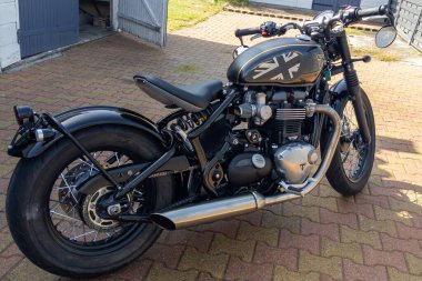 Bordeaux, Fransa - 09 28 2023: Triumph Bonneville Bobber motosikleti 1200 neoretro özel modifiyeli özel motosiklet