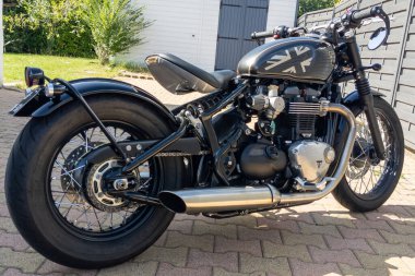 Bordeaux, Fransa - 09 28 2023: Triumph Bonneville Bobber 1200 limitli motosiklet neoretro versiyonu.