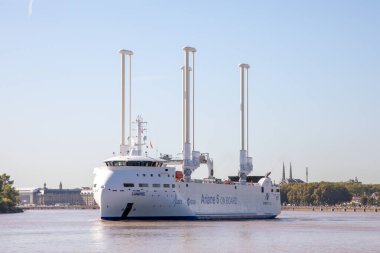 Bordeaux, Fransa - 10 06 2023: Canopy Canopy Fransız kargo gemisi, dört okyanus kanatları eklemli ve otomatik kanatlarla donatılmıştır.