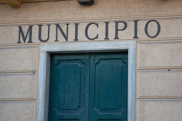 イタリア語のテキストサインは イタリアのファサードウォールの市庁舎を意味します — ストック写真