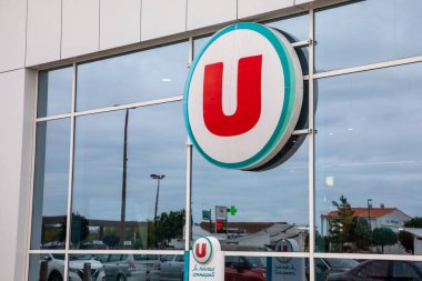 Bordeaux, Fransa - 10 06 2023: Super U market zinciri mağazası ön cephe markası ve Fransa 'da yuvarlak metin logosu