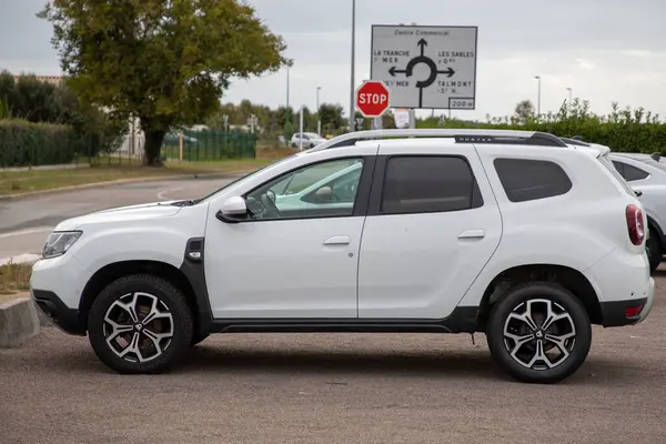 Bordeaux, Fransa - 10 19 2023: Dacia jogger car yeni yan işaret levhası modern SUV aracı Romanya üreticisi Renault tarafından üretildi