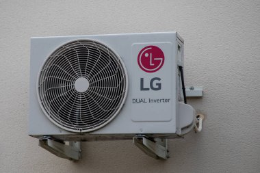 Bordeaux, Fransa - 10 06 2023: LG klima çevirici logosu ve bina dışındaki ekipman koşullandırması üzerinde imza