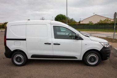 Bordeaux, Fransa - 10 19 2023: Renault Kangoo paneli endüstriyel yan görüş aracı