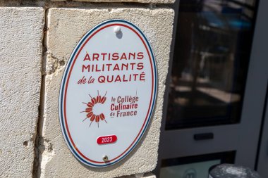 Bordeaux, Fransa - 10 19 2023: zanaatkar militanlar de la Qualite 2023 kolej mutfağı logosu metin ve Fransız sanatsal yapımcı kalite ödülü markasını imzala