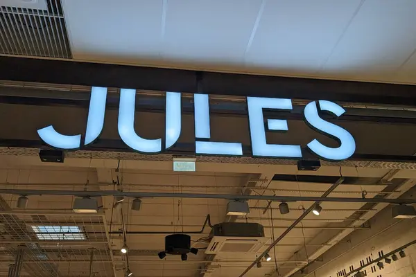 Bordeaux, Fransa - 10 19 2023: Jules logo markalı butik ve Fransız zinciri mağaza duvarları ön cephe mağazasının metin işareti