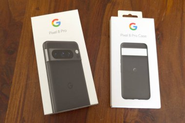 Bordeaux, Fransa - 10 19 2023: Google Pixel 8 profesyonel telefon ve logo markalı android akıllı telefon teknolojisi donanımı ve kutu üzerinde metin işareti