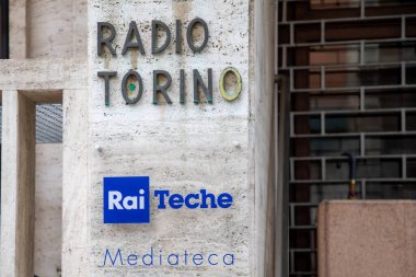 Torin, İtalya - 10 26 2023: rai radio torino rai teche mediateca italyan televizyon logosu ve bilgi duvarı ön cephe ofisindeki devlet radyo logosu sinyali