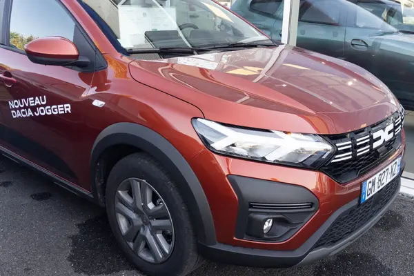 Bordeaux, Fransa - 10 11 2023: Dacia jogger car Romania markalı metin ve yan kapıda yeni tabela logosu yeni model modern düşük maliyetli araç