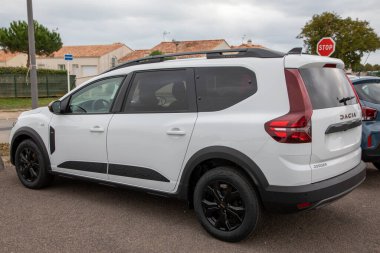 Bordeaux, Fransa - 10 19 2023: Dacia jogger park bayii mağazasında yeni modern SUv car Romanya otomotiv üreticisi