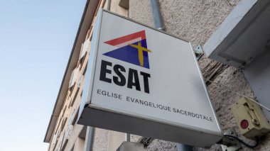 Bordeaux, Fransa - 10 26 2023: ESAT, Evangelique Sacerdotale logosunun metnini ve imzasını attı