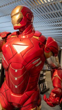 Bordeaux, Fransa - 10 26 2023: Iron Man alışveriş merkezindeki dev figürler Amerikan çizgi romanlarından Yenilmezler kurgu takımı