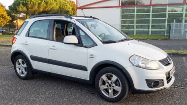 Bordeaux, Fransa - 10 26 2023: Suzuki sx4 arabası ve logosu Japon çok uluslu otomobiller caddesinde park edilmiş.