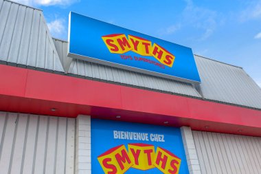 Bordeaux, Fransa - 10 26 2023: Smyths Toys Superstore logosu, duvar önü oyuncakları mağazasında çocuklar oyun mağazasında oyun oynuyorlar