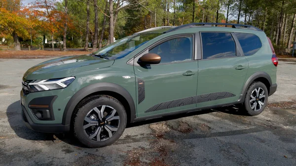 Bordeaux, Fransa - 10 31 2023: Dacia jogger car yeni modern SUv aracı Romanya üreticisi Renault