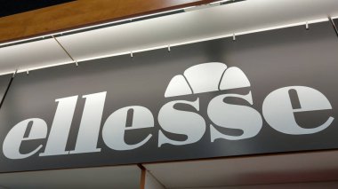 Bordeaux, Fransa - 10 31 2023: Ellesse metin butiği ve marka logo mağazası İtalyan spor giyim mağazası zinciri