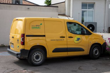 Bordeaux, Fransa - 10 31 2023: Fransız şehrinde logo işareti ve Citroen berlingo 'daki Fransa postanesinin marka metni ile sarı panelvan
