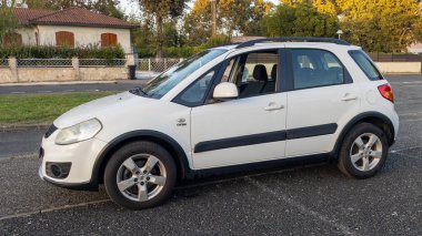 Bordeaux, Fransa - 10 26 2023: Suzuki sx4 beyaz araba Asyalı Japon çok uluslu şirket otomobilleri