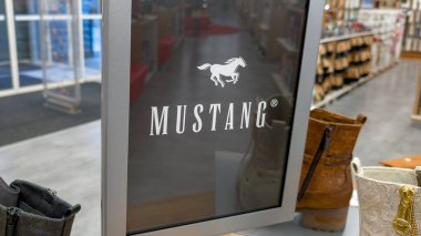 Bordeaux, Fransa - 10 31 2023: Mustang logo markası mağazası ve mağazanın iç kısımlarında ayakkabı mağazası moda butik ayakkabıları