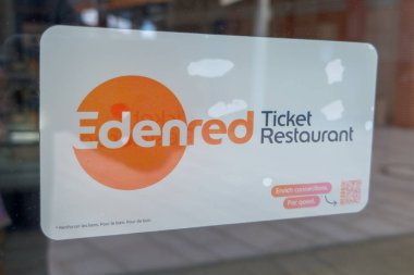 Bordeaux, Fransa - 10 31 2023: Ticket Restoranı Eden marka logo ve bar kapısı girişindeki metin işareti zinciri