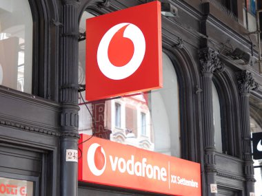 Milan, İtalya - 10 18 2023: Vodafone marka logo ve Berkshire İngiltere 'den İngiliz çokuluslu zincir telekomünikasyon şirketi