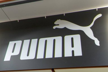 Bordeaux, Fransa - 10 31 2023: Puma mağazası metin tabelası ve Alman firmasının spor mağazası ön cephe spor ayakkabı mağazası spor ayakkabısı logosu