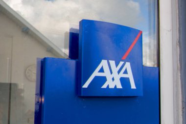 Bordeaux, Fransa - 10 31 2023: Axa Wall ön cephe logosu ve Fransa Banka Ajansı ve Sigorta Ofisi önünde metin imzası