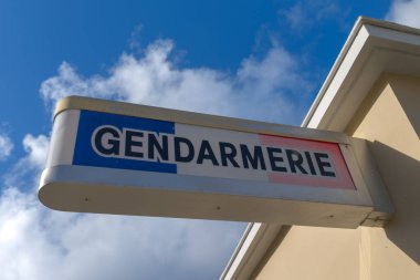 Bordeaux, Fransa - 10 31 2023: jandarma yazısı ve Fransa 'da marka logosu, Fransa' da Fransız Askeri Polisi 'nin duvar önü ofisindeki mavi gökyüzü bulutlu