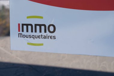 Bordeaux, Fransa - 107 07 2023: immo mousquetaire logo metin ve ticari kiralama konusunda uzmanlaşmış Fransız emlak acentesinin marka cephe bürosu