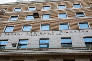 Milan, İtalya - 107 07 2023: Banca Agricola Milano logosu ve merkezi Via Mazzini 911 'de olan işaret bankası