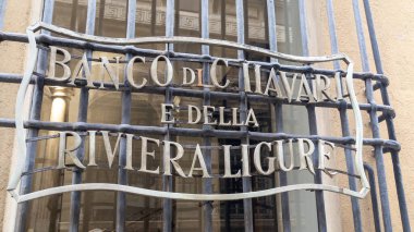 Milan, İtalya - 107 2023: Banco di Chivari e della Riviera ligure Windows logosu ve ajans bankasının ön bürosundaki yazı tabelası