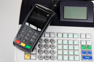yazarkasa ve banka kartı ödeme terminali beyaz arka plan